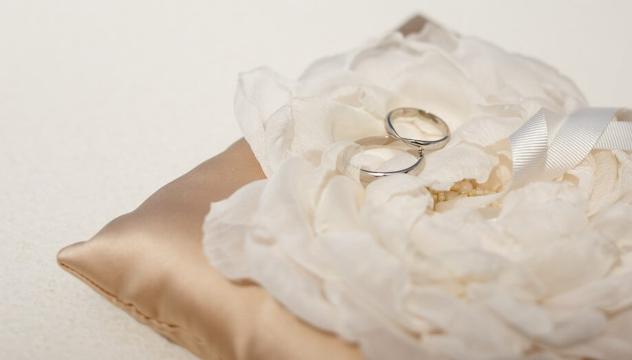 Wedding Rings Made White Gold Lie Cloth Flower